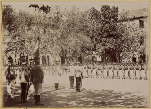 Remise de décorations. Quartier Blandan [Blida]. 14 juillet 1894 : capitaine Hoeberlé, capitaine Bajolle, lieutenant [porte drapeau] Féve, commandant Battréau, capitaine Rouchon, colonel Monthaulon, capitaine Hétet. (Photo rare)