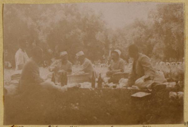 Déjeuner à Souma : [de gauche à droite] Trissier [médecin militaire], Vibert [lieutenant], Birot [lieutenant], [Moreau?], [Laval?], Anis (13 juin 1895) (Photo rare)