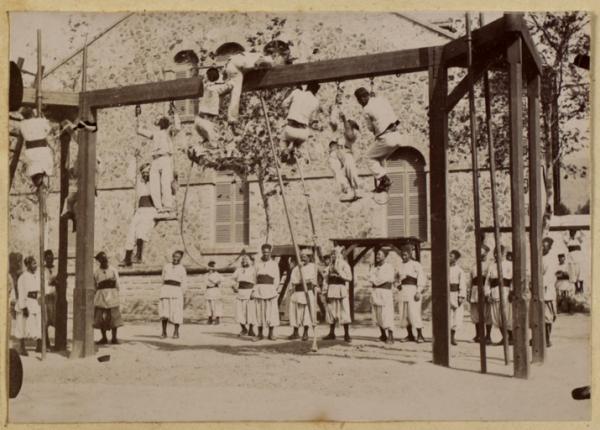 Gymnase au quartier Coman (2è cie) (Photo rare)