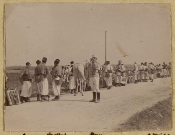 Route de Boufarik à Souma : [Pasquer?], Moreau [capitaine au centre]. 4 juin 1895 (3ème marche d'épreuve, 13 juin) (Photo rare)