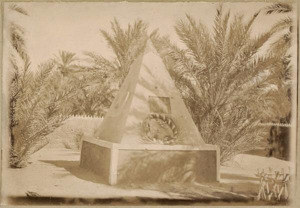 In-Rhar. Monument élevé en souvenir des militaires tués à l'assaut (Photo rare)