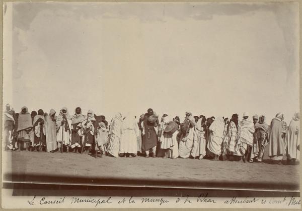 Le conseil municipal et la musique d'In-Rhar attendant le commandant militaire (Photo rare)