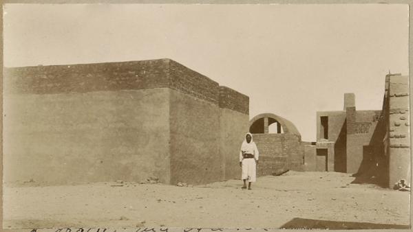 A droite ma maison ; à gauche maison de mes secrétaires et domestiques. Ecuries (Photo rare)
