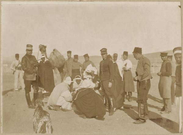 [Militaires et habitants au chevet d'un animal] (Photo rare)