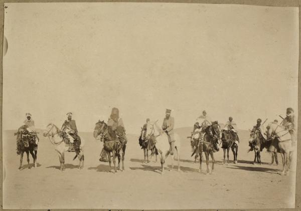 Lieutenant Cottenest et les chefs du Tidikelt (Photo rare)