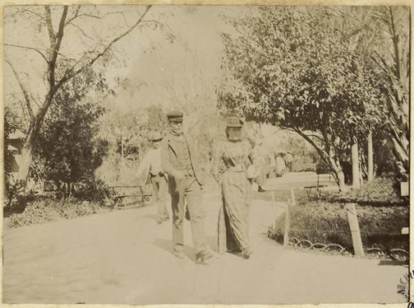 [Homme et femme dans un jardin public à Bône?] (Photo rare)