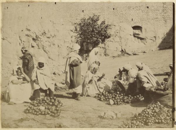 [Scène de rue : marchands à Bône ?] (Photo rare)