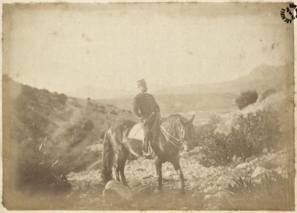 [Un officier à cheval] (Photo rare)