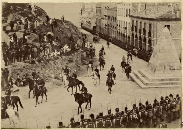 [Constantine : défilé militaire] (Photo rare)