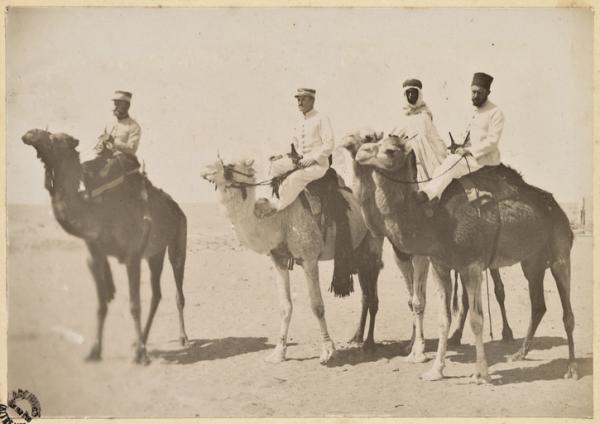 Colonne du capitaine Pujat chargé de la construction du Fort Lallemand : officiers et soldats] (Photo rare)