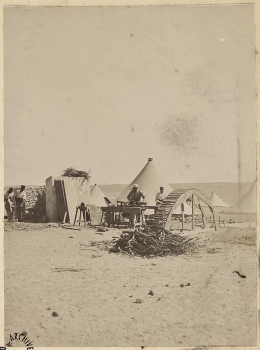 [Construction du Fort Lallemand par la colonne du capitaine Pujat : menuiserie?] (Photo rare)