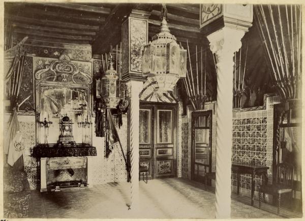 [Constantine. Appartement du palais du bey de Constantine, siège de la division militaire : inscription en arabe au dessus de la cheminée] (Photo rare)