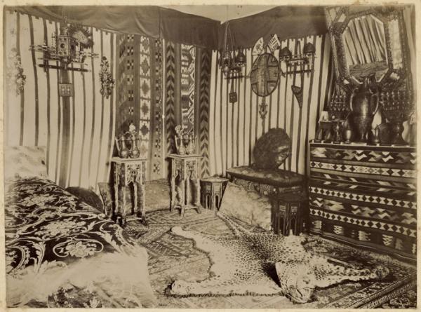 [Vue d'intérieur : appartement du commandant de la division de Constantine?] (Photo rare)