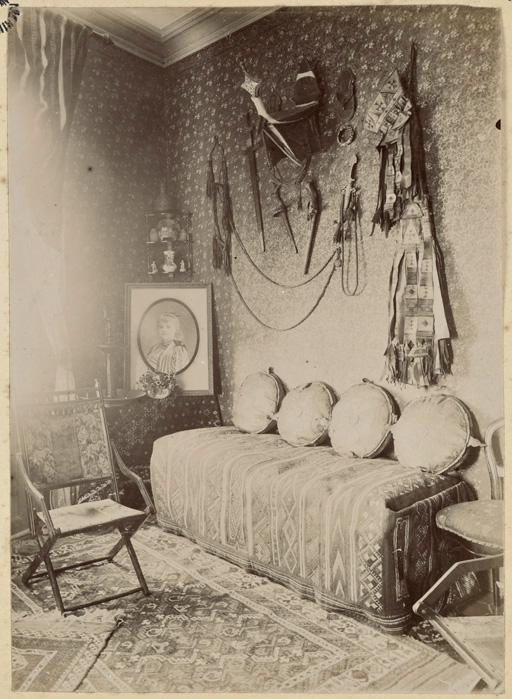 [Appartement avec armes en décoration et portrait. Logement du commandant de la division de Constantine ?] (Photo rare)