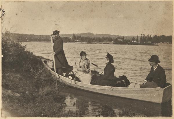 [Une barque : deux hommes et deux femmes dont un personnage officiel ? ] (Photo rare)