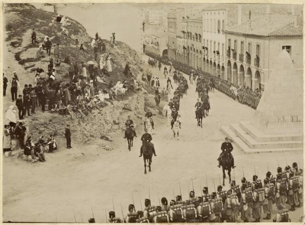 [Constantine : défilé militaire] (Photo rare)