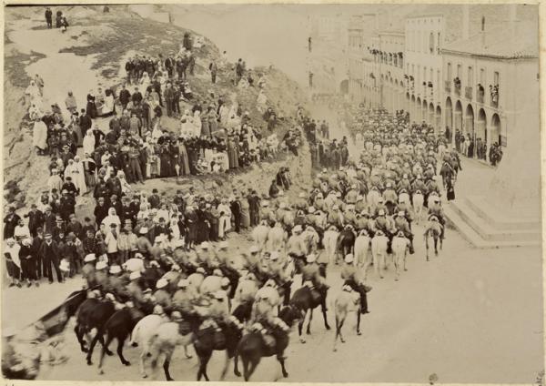 [Constantine : défilé militaire] (Photo rare)
