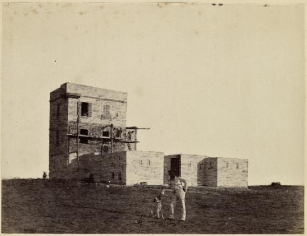 Route de Touggourt à Ourgla (poste optique de Draa-el-Baguel en construction) (Photo rare)