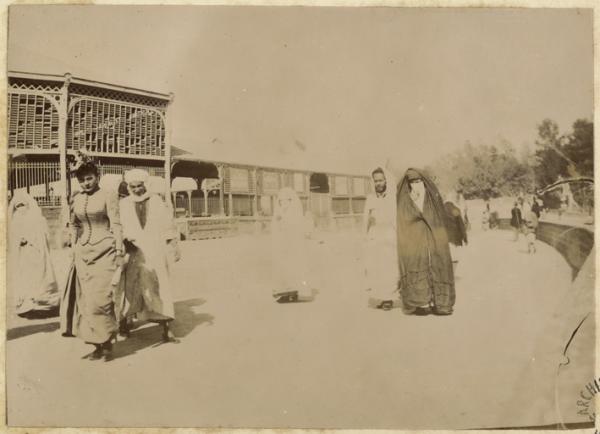 [Scène de rue : femme européenne et femmes voilées à Bône ?] (Photo rare)