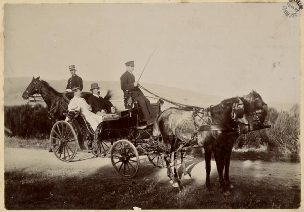 [Constantine. Personnages officiels en calèche : un civil, un militaire et un cavalier] (Photo rare)
