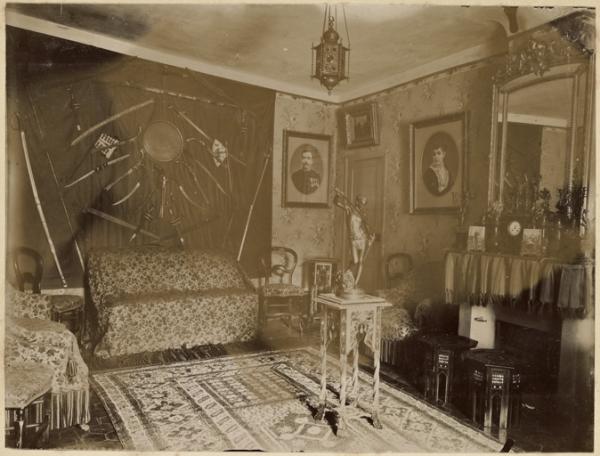 [Vue d'intérieur : appartement du commandant de la division de Constantine?] (Photo rare)