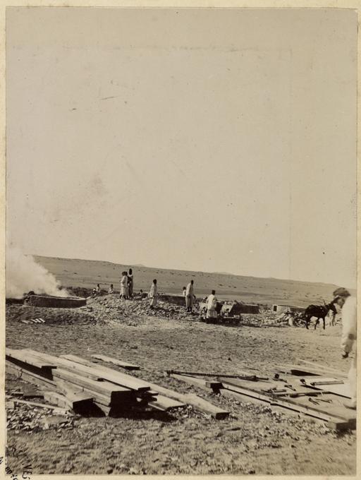 Colonne du capitaine Pujat chargé de la construction du Fort Lallemand : chantier] (Photo rare)