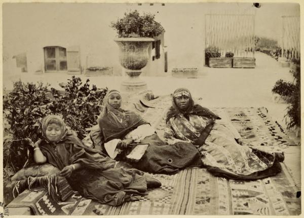 [Femmes du sud algérien avec bijoux ?] (Photo rare)
