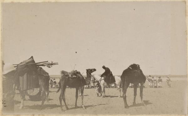 [Construction du Fort Lallemand par la colonne du capitaine Pujat : portage du matériel] (Photo rare)