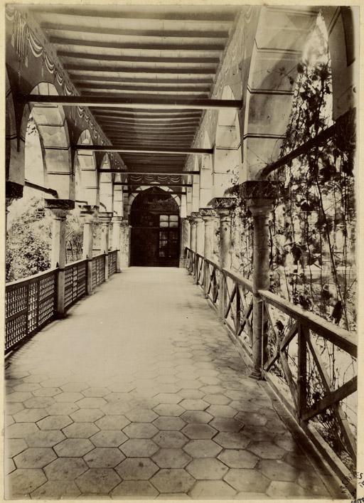 [Constantine. Galerie du palais du bey de Constantine, siège de la division militaire] (Photo rare)