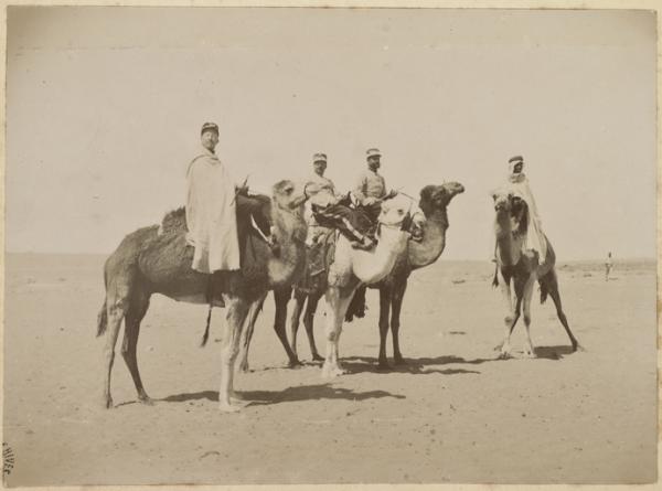 Colonne du capitaine Pujat chargé de la construction du Fort Lallemand : militaires dont probablement le lieutenant topographe Jules-Camille Hamelin (1866-1958] (Photo rare)