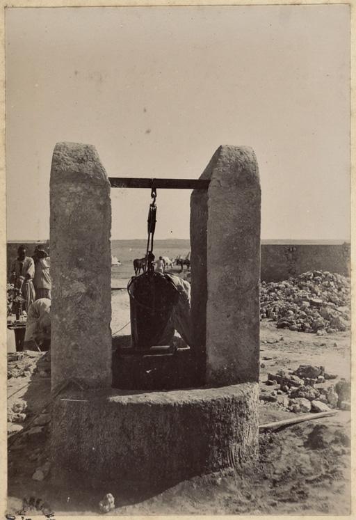 [Construction du Fort Lallemand par la colonne du capitaine Pujat : puits (le dellou) dans la cour] (Photo rare)