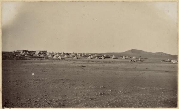 [Campement de la colonne du capitaine Pujat chargé de la construction du Fort Lallemand] (Photo rare)