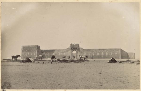 Colonne du capitaine Pujat chargé de la construction du Fort Lallemand : vue de la façade après l'achèvement de la porte] (Photo rare)