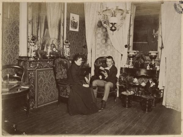 [Appartement avec jeune homme lisant et une femme.Logement du commandant de la division de Constantine ?] (Photo rare)