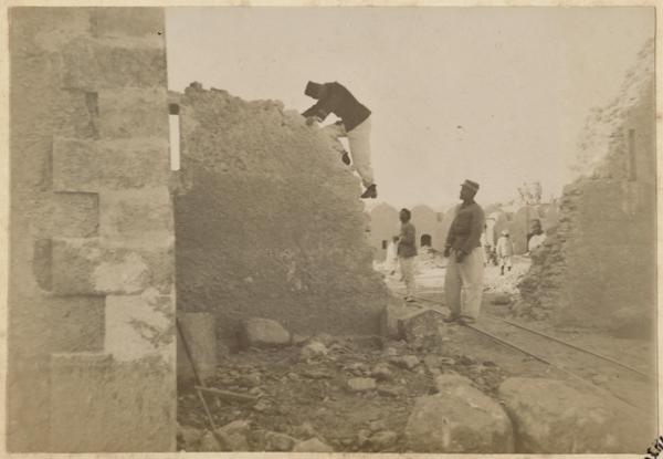 [Construction du Fort Lallemand par la colonne du capitaine Pujat] (Photo rare)