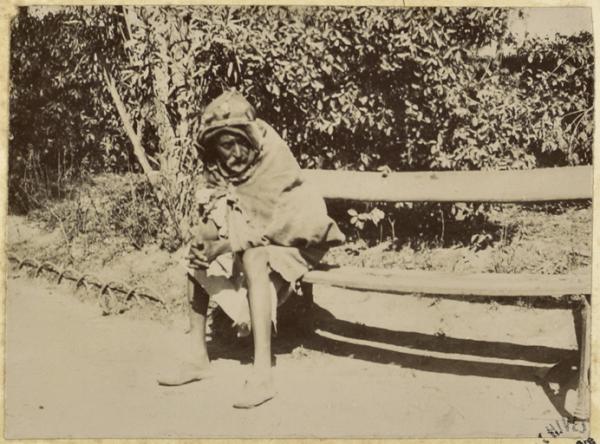 [Vieil homme dans un jardin à Bône ?] (Photo rare)