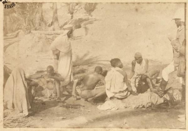 [Groupe dans un village saharien] (Photo rare)