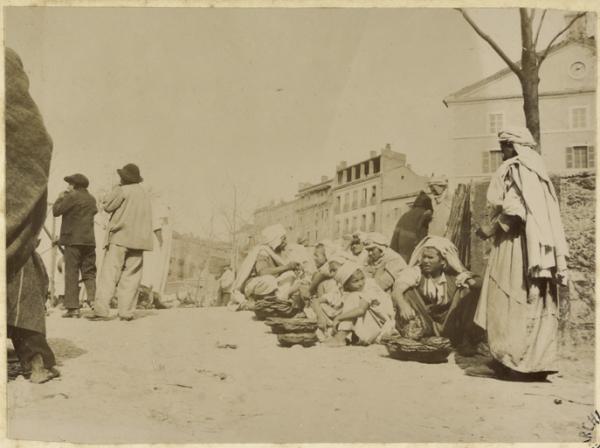 [Scène de rue : marchands à Bône ?] (Photo rare)