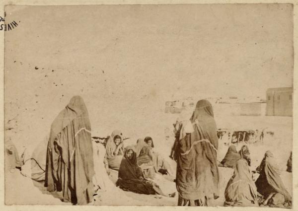 [Femmes et enfants dans une ville saharienne] (Photo rare)