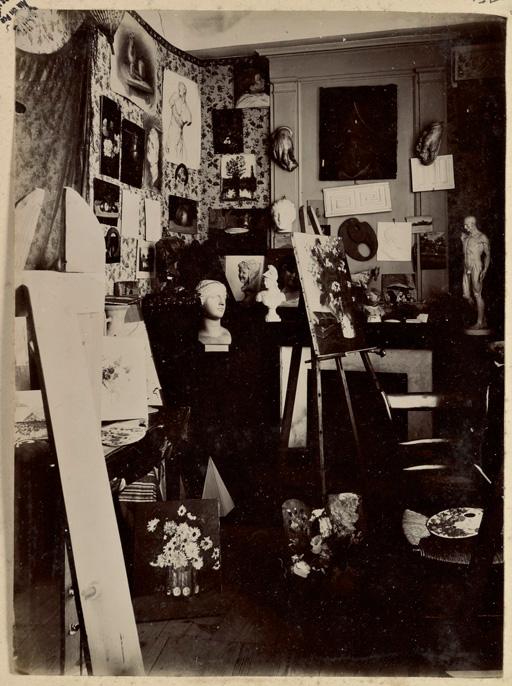 [Atelier de peinture. Pièce du logement du commandant de la division de Constantine ?] (Photo rare)