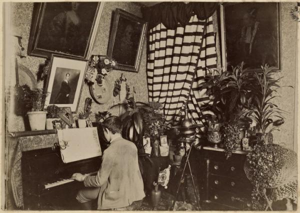 [Appartement avec homme au piano, logement du commandant de la division de Constantine ?] (Photo rare)