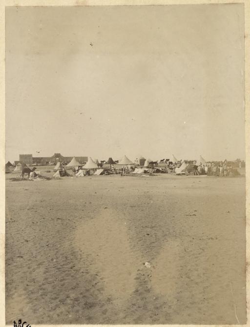 Colonne du capitaine Pujat chargé de la construction du Fort Lallemand : vue du fort et du campement] (Photo rare)