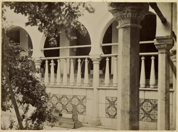 [Constantine. Palais du bey de Constantine, siège de la division militaire : vue extérieure d'une galerie et tombe] (Photo rare)