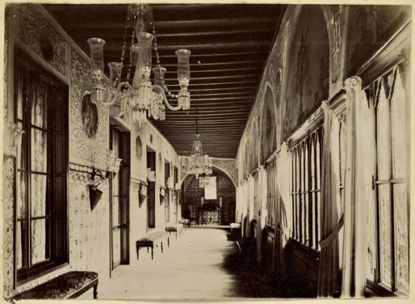 [Constantine. Galerie du palais du bey de Constantine, siège de la division militaire] (Photo rare)