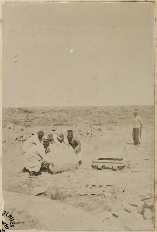 [Colonne de Bel Héirane du capitaine Pujat chargé de la construction du Fort Lallemand] (Photo rare)