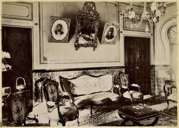 [Constantine. Palais du bey de Constantine, siège de la division militaire : appartements du chef de la division ? Portraits au mur] (Photo rare)
