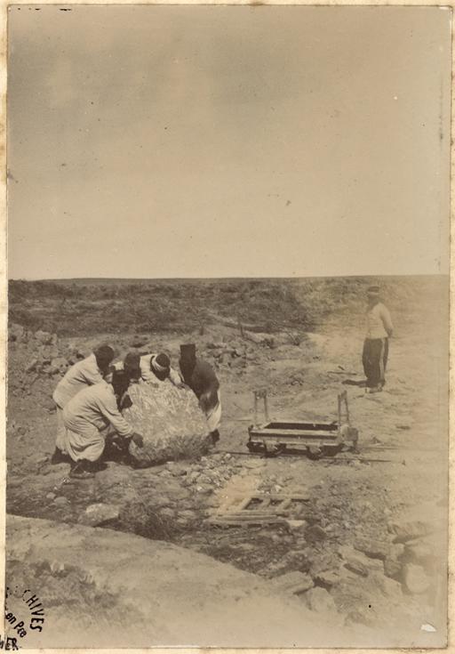 [Groupe de la colonne Pujat chargé de la construction du Fort Lallemand à Hassi bel Héirane] (Photo rare)