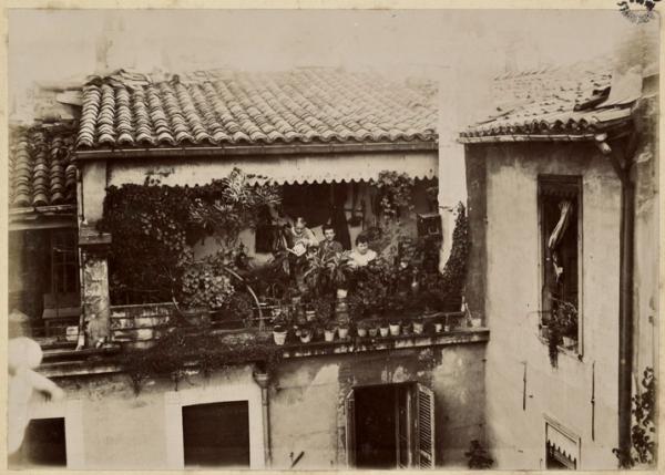 [Constantine. Balcon avec femme et enfants, logement d'un officier ?] (Photo rare)