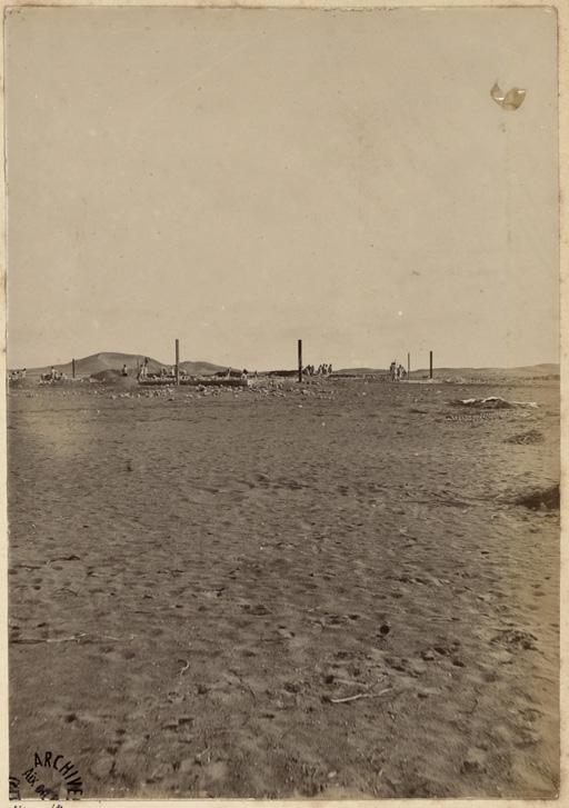 [Construction du Fort Lallemand à Hassi Bel Héirane par la colonne du capitaine Pujat : commencement des travaux] (Photo rare)