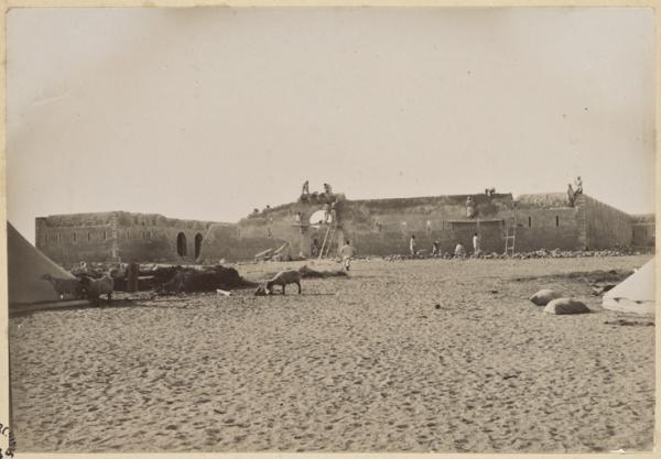Colonne du capitaine Pujat chargé de la construction du Fort Lallemand : achèvement de la porte] (Photo rare)